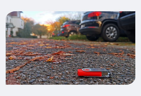 User Awareness-USB-Stick auf Parkplatz