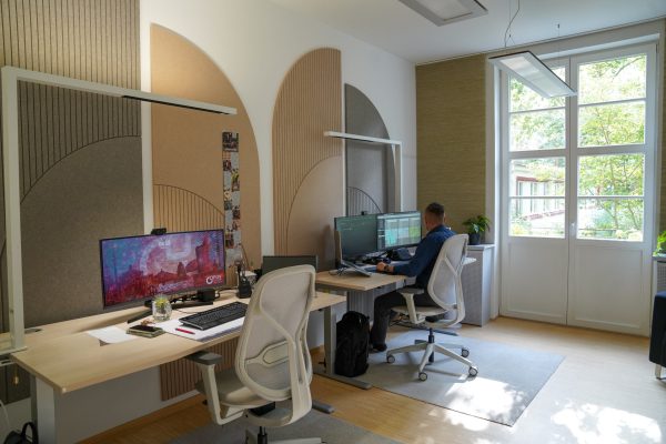 moderne Wechselarbeitsplätze mit ergonomischen Stühlen