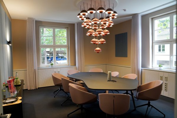 stilvoller Besprechungsraum mit spektakulärer Deckenlampe