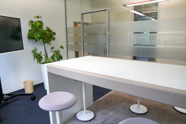 moderner Stehbesprechungsraum mit ergonomischen Fussbodenn